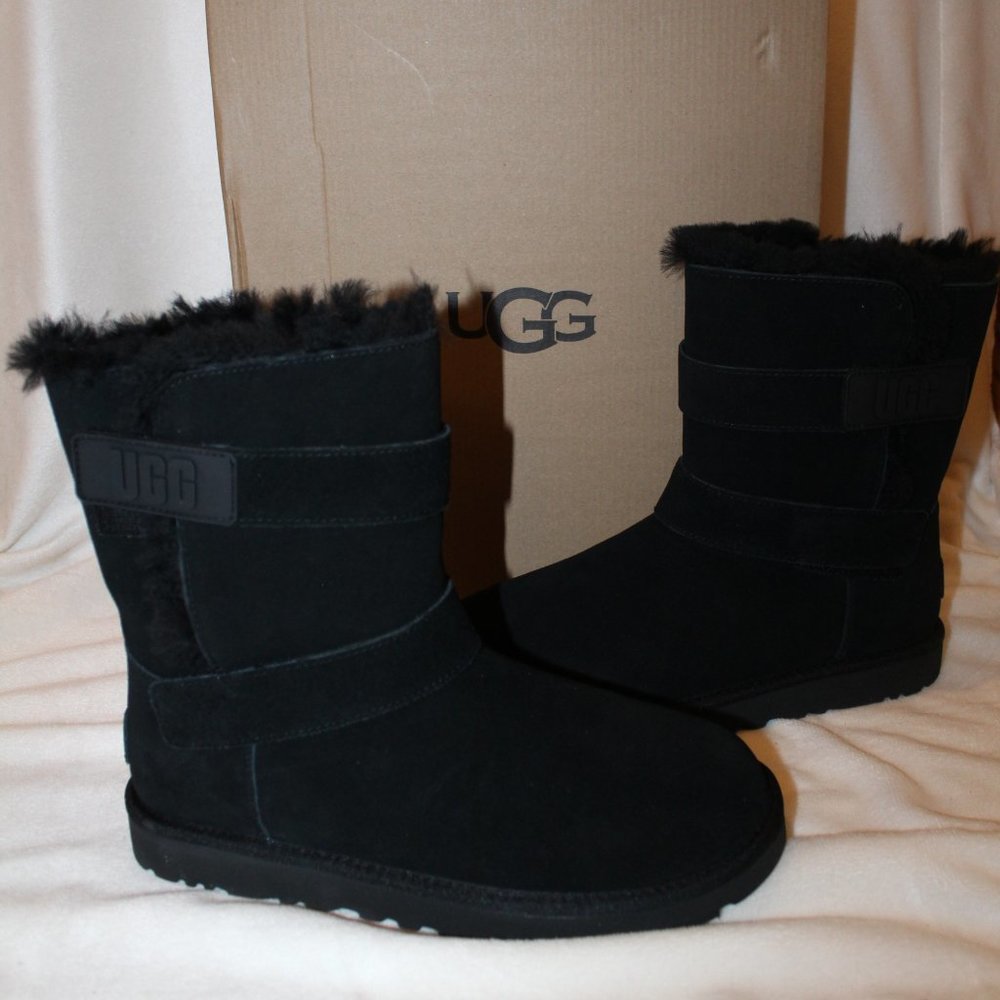 NIB UGG BAILEY LOGO CLASSIC SHORT STRAP SUEDE‎ SHEARLING LINED BOOTS BLACK